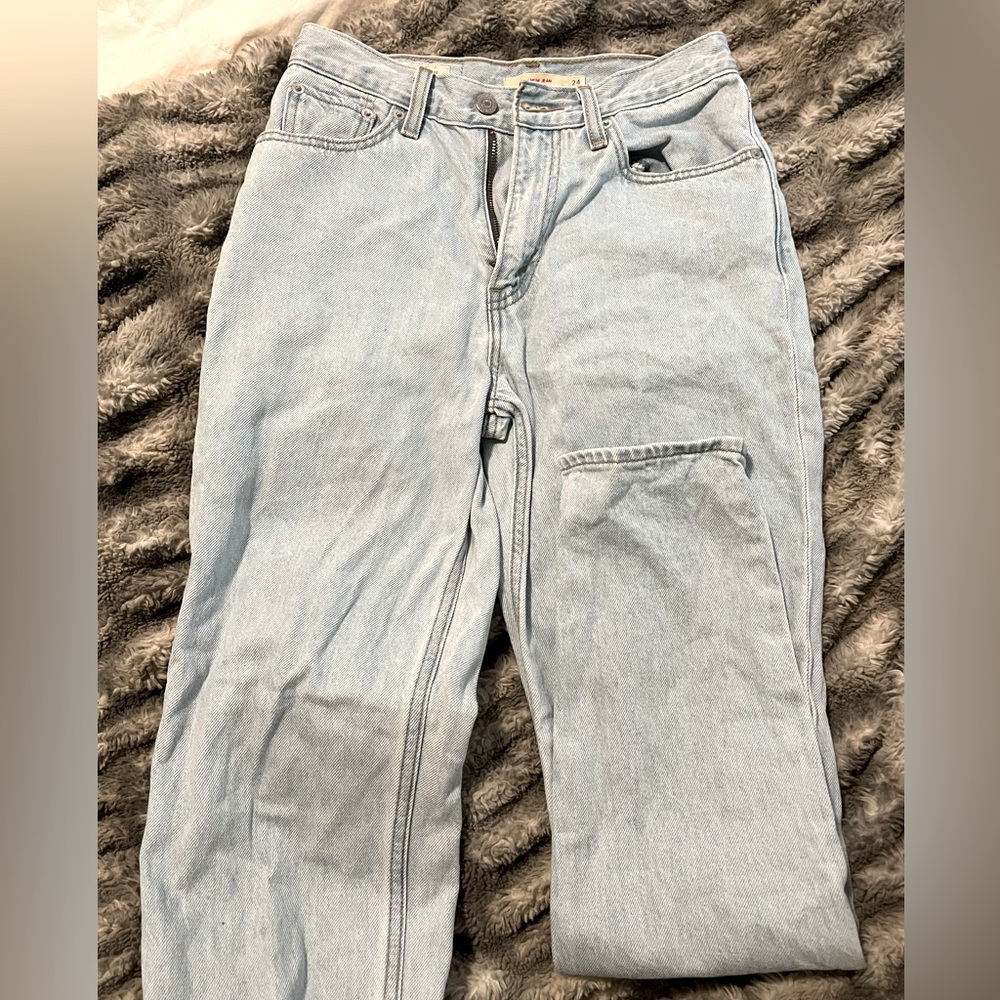 levi’s 80s mom jean light wash